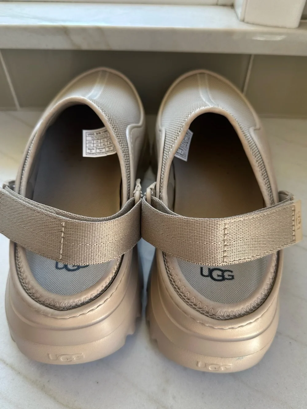 Men’s UGG Peak Mod Mules in Beige Size 11 mint condition